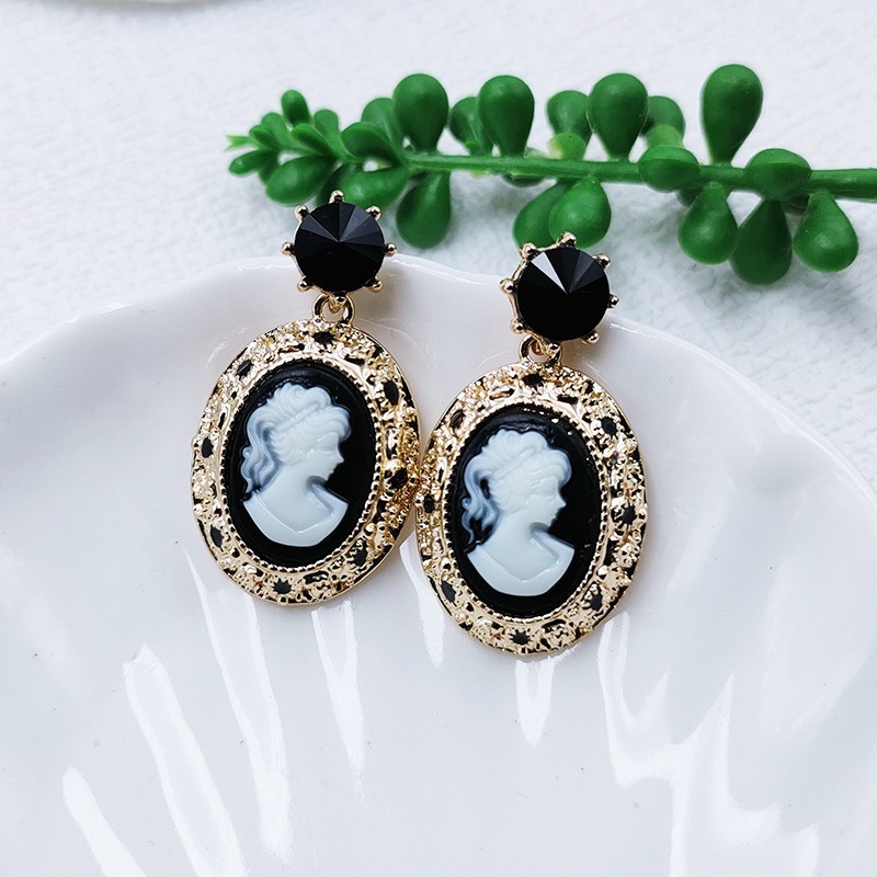 Vintage Fashion Queen - ヴィンテージレディクイーンレリーフオーバルアクリルイヤリングプッシュバックスタッドファッションジュエリー女性のためのイヤリングジュエリーバレンタインデーのギフト