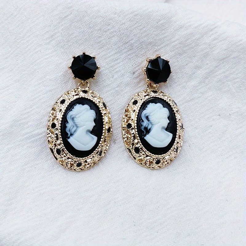 ヴィンテージレディクイーンレリーフオーバルアクリルイヤリング - Vintage Fashion Queen のレビューと価格