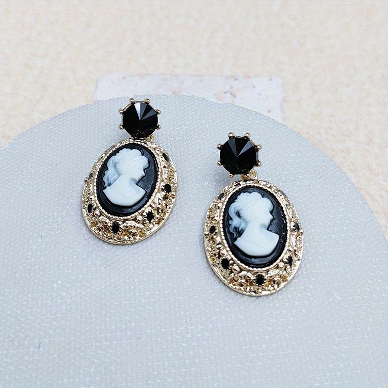 ヴィンテージレディクイーンレリーフオーバルアクリルイヤリング - Vintage Fashion Queen のレビューと価格
